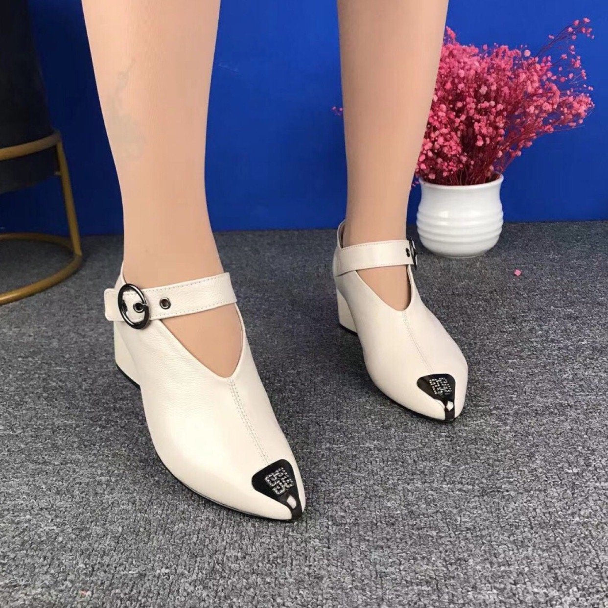 Women's leather pointed toe thick heels